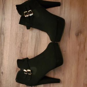 Stylish black boots gently used